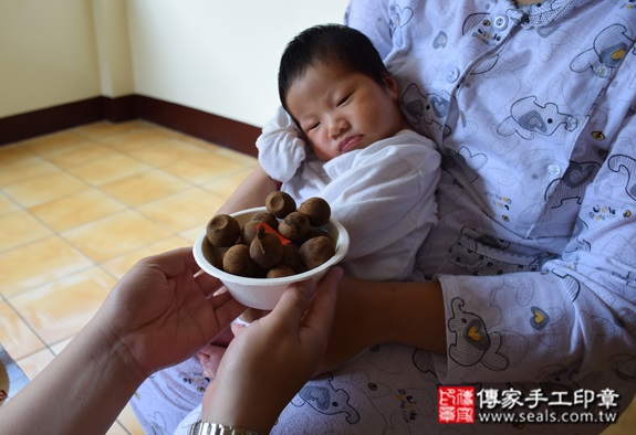 徐寶寶(桃園龍潭區到府嬰兒寶寶滿月剃頭理髮、免費到府嬰兒剃胎毛儀式吉祥話)。到府剃頭剃胎毛主持、專業拍照、DVD光碟、證書。★購買「臍帶章、肚臍章、胎毛筆刷印章」贈送：剃頭、收涎、抓周，三選一。2015.10.24 照片7